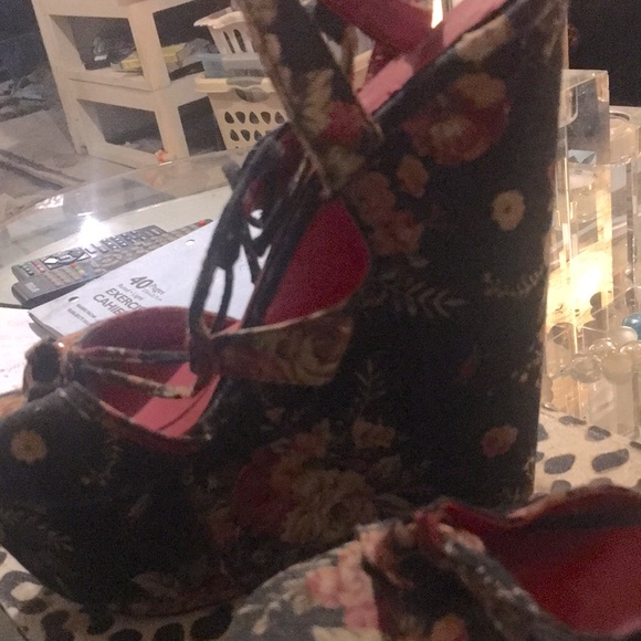 Gorgeous tie up the ankle platforms - Picture 4 of 4